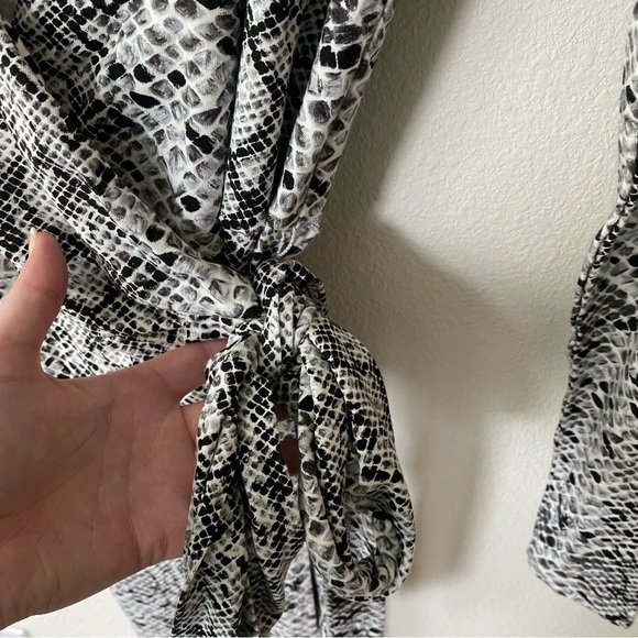 Good American | Runaround Wrap Midi Dress Snakeskin Size XS Gray - Picture 10 of 11